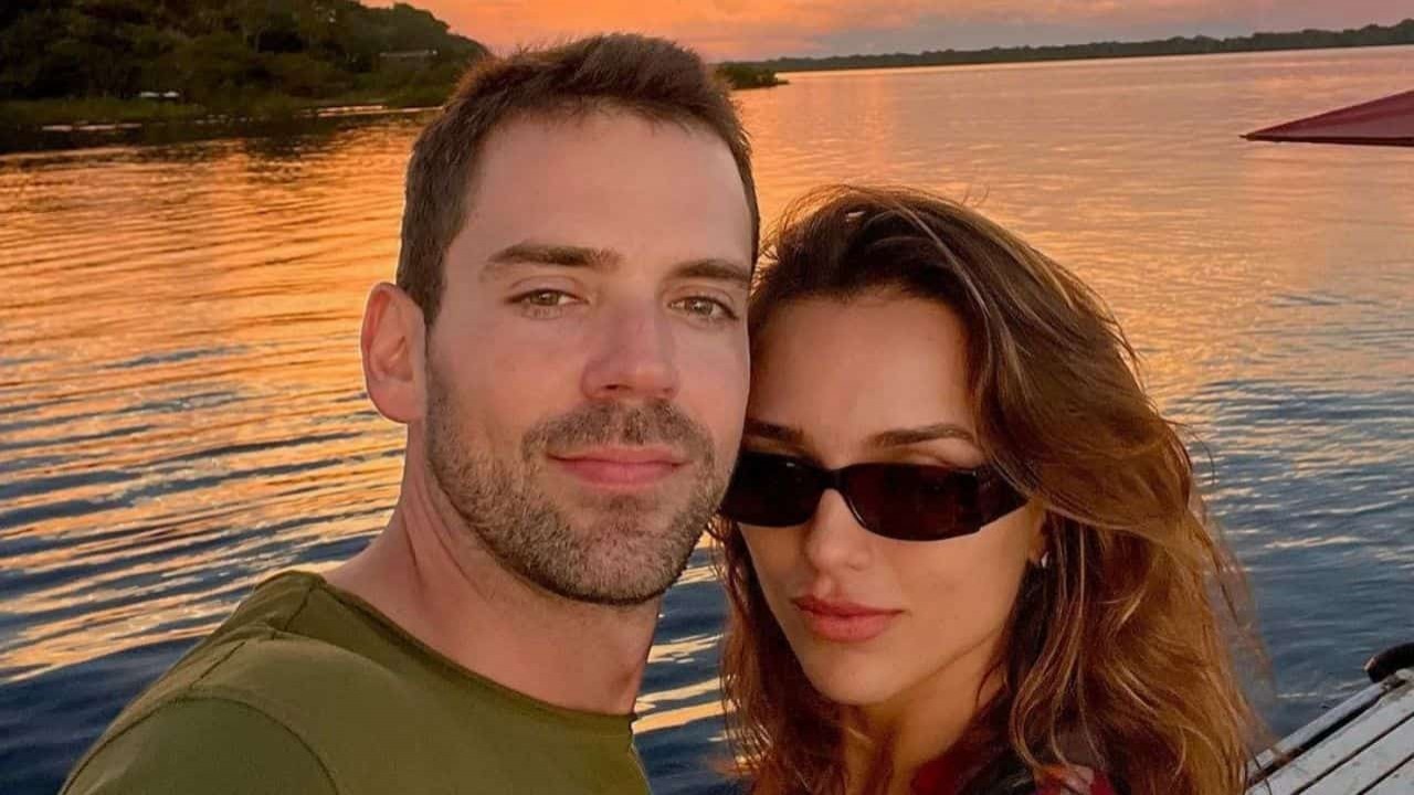 Antonio Bernardo Palhares e Rafa Kalimann em selfie, os dois sem sorrir, no pôr-do-sol