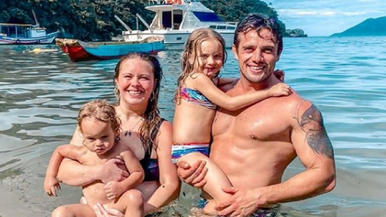 Rafael Cardoso e Mari Bridi na praia com os filhos Valentim de Aurora