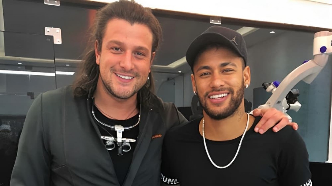 Rafael Puglisi ao lado de Neymar