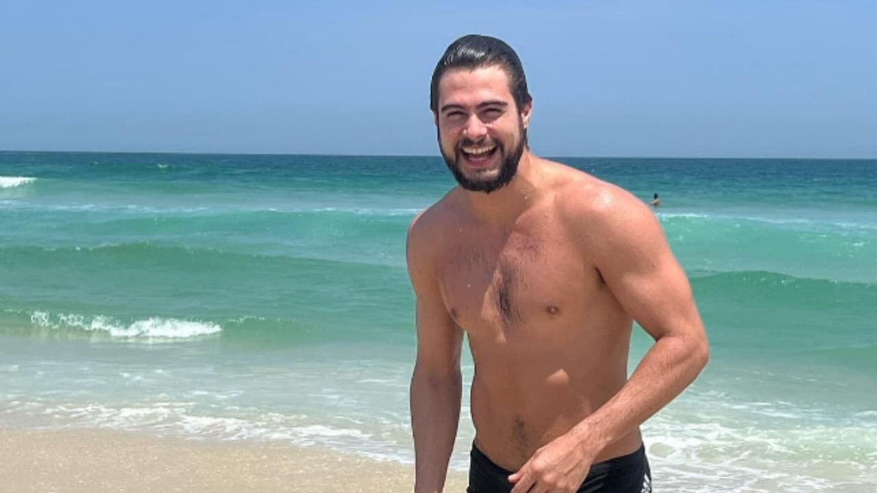 Rafael Vitti em foto de sunga na praia publicada no Instagram