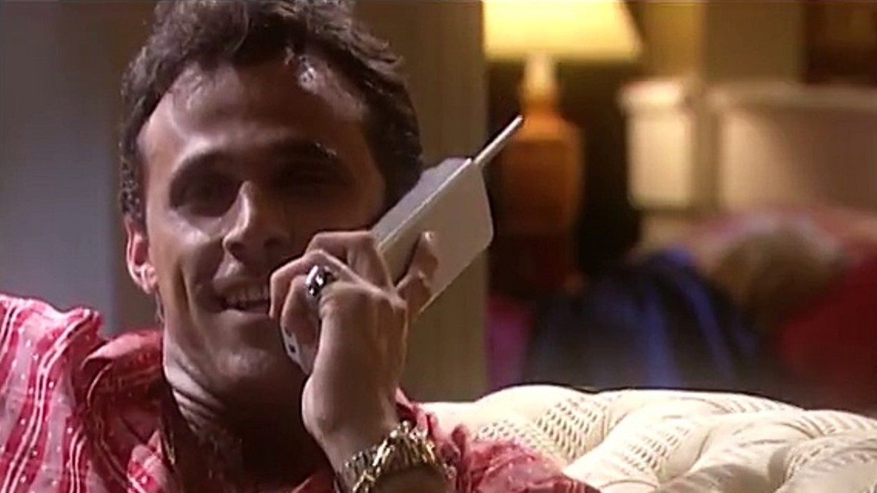 Ralf fala ao telefone em cena de O Rei do Gado