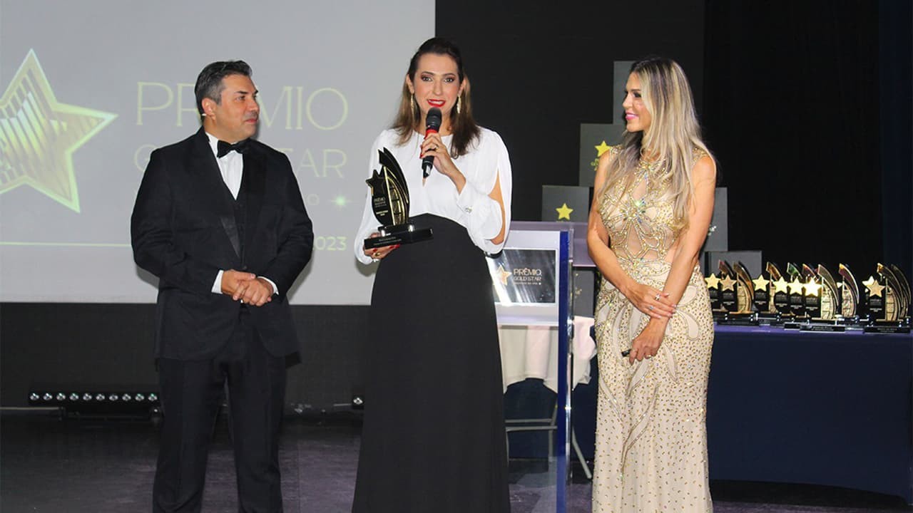 Raquel Rodrigues recebendo prêmio
