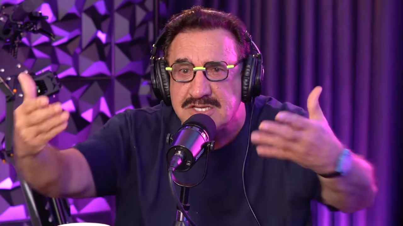 Ratinho gesticulando no podcast Papagaio Falante
