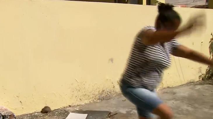 Mulher aparece correndo do rato durante jornal ao vivo