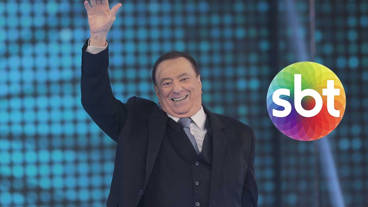 Raul acenando no palco do seu programa do SBT em montagem do NaTelinha com o logo do canal