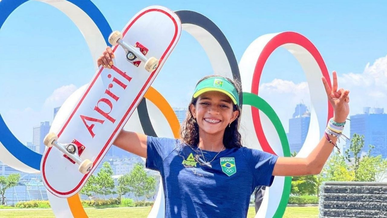 Rayssa Leal sorrindo e  posando para foto com skate na mão e camisa do Brasil