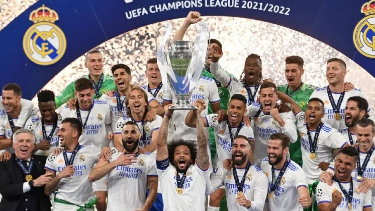 Marcelo levantando troféu da Champions League