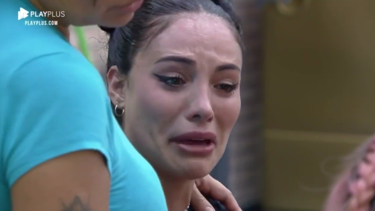 Aline Mineiro chorando após fala de Dayane Mello em A Fazenda 2021