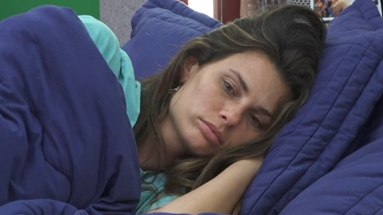 Dayane Mello deitada na cama após a briga tensa com Rico Melquiades em A Fazenda 2021