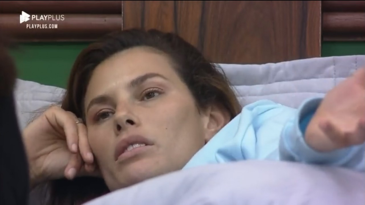Dayane Mello está deitada na cama enquanto conversa com Solange Gomes sobre o caso envolvendo Nego do Borel e Duda Reis