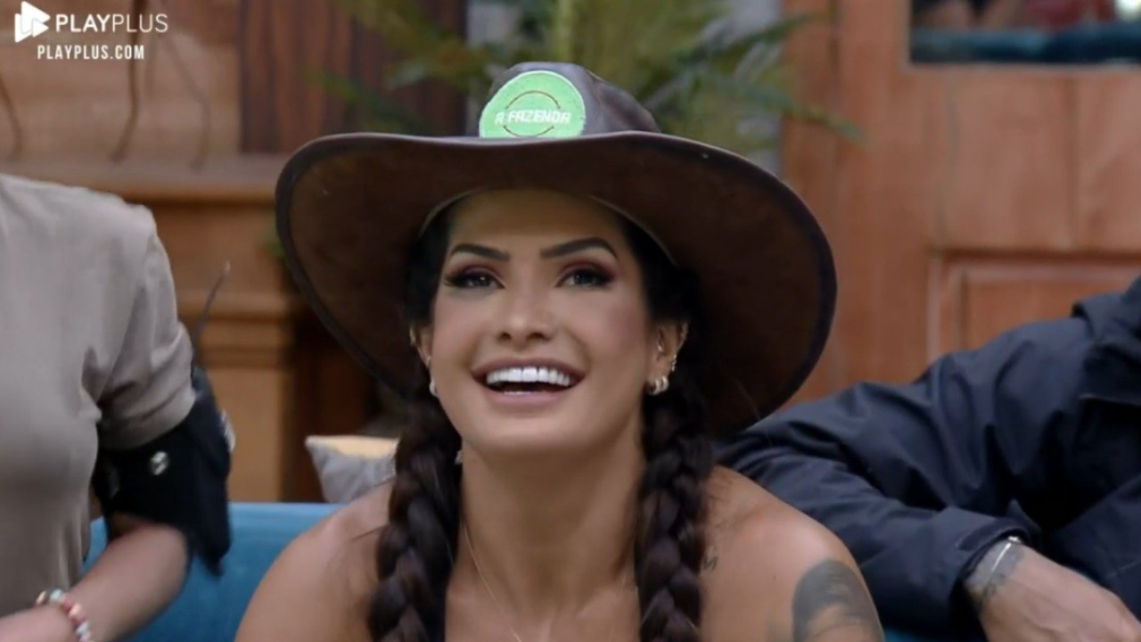 Marina Ferrari sorri com o chapéu de fazendeira em A Fazenda 2021