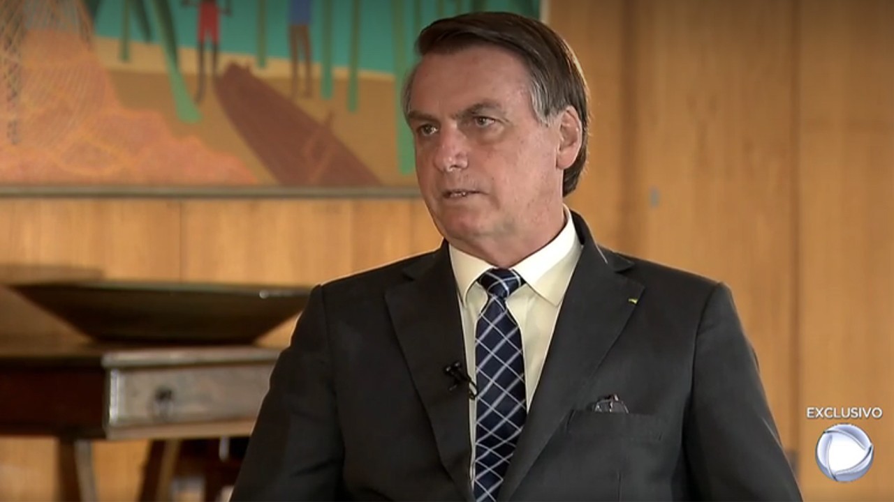 Jair Bolsonaro sentado, durante entrevista