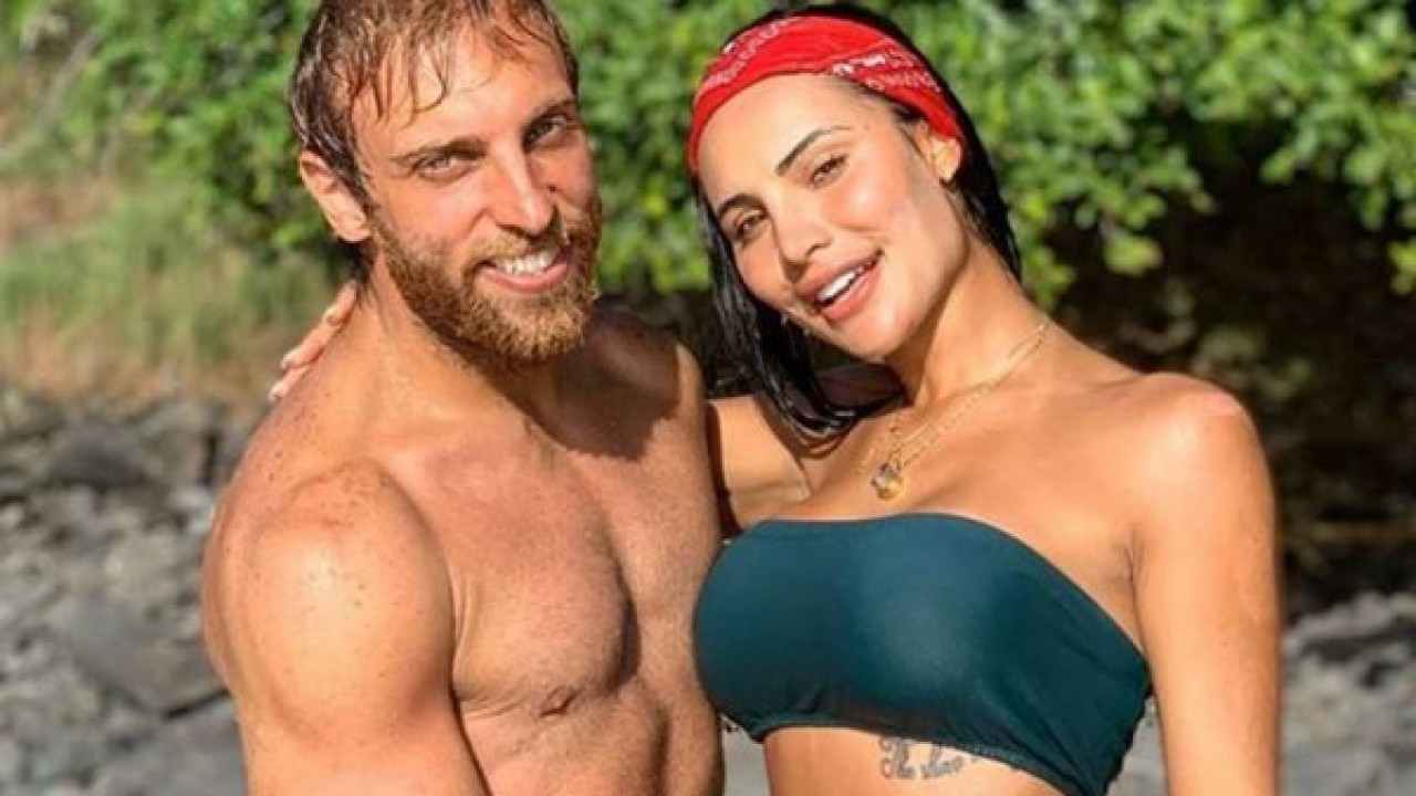 Léo Lins e Aline Mineiro juntos na cachoeira sorrindo