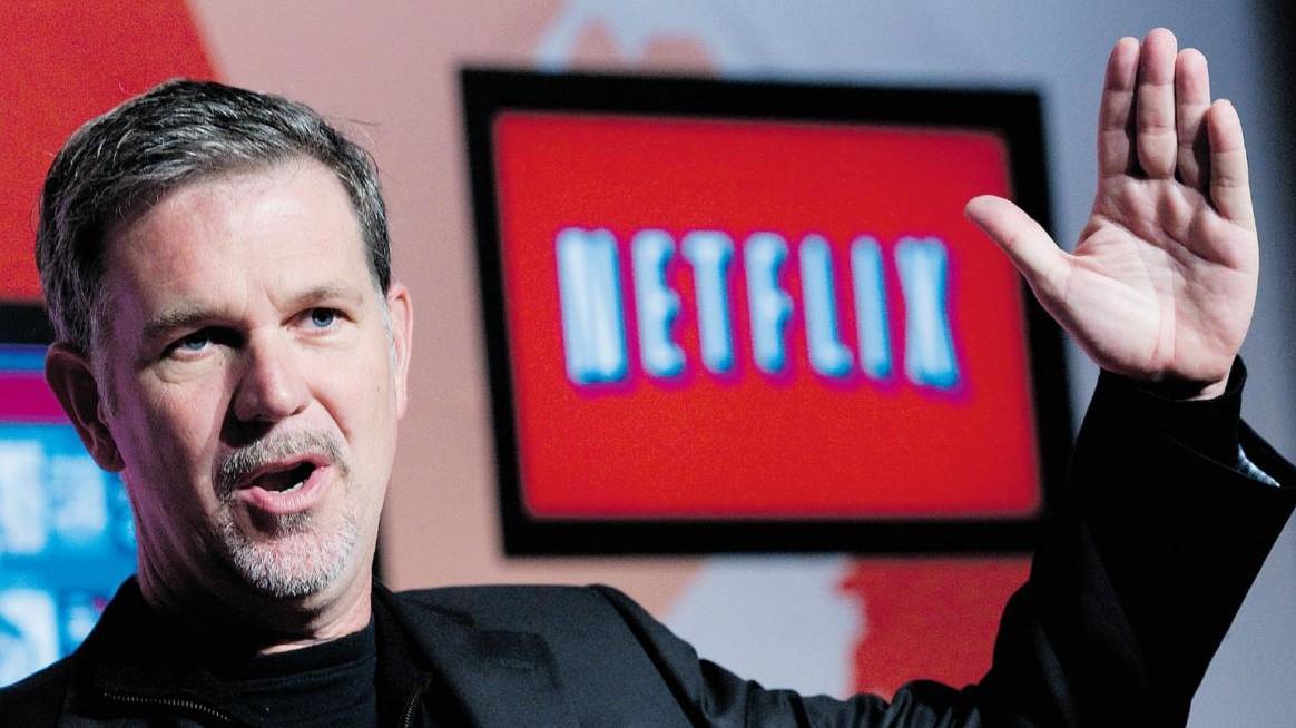 Reed Hastins, chefão da Netflix, gesticulando