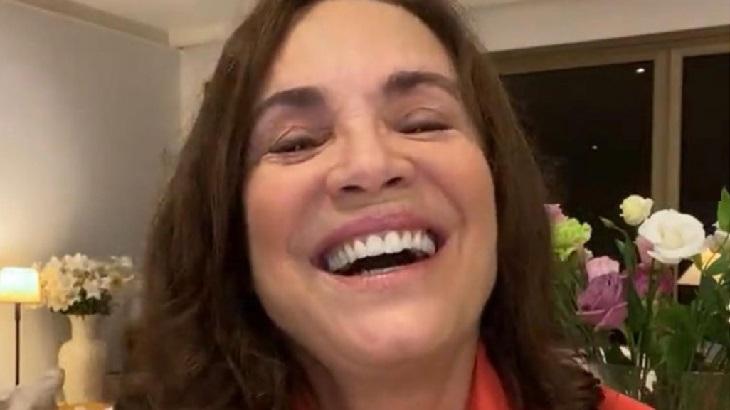Regina Duarte sorri para foto postada no Instagram