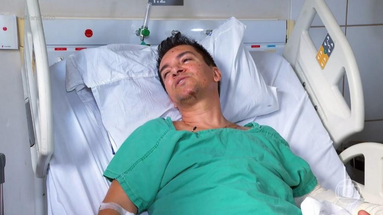 Regis Danese na cama do hospital