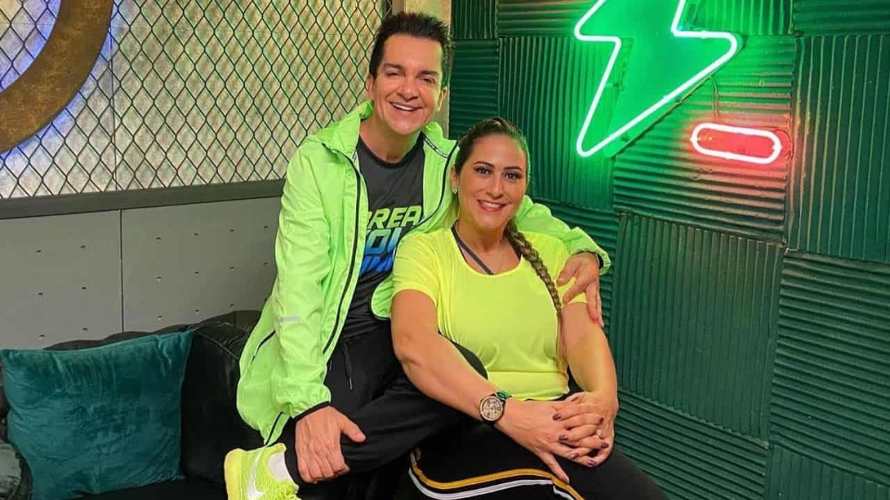 Regis e Kelly Danese posando para foto abraçados, com roupas de ginástica em tons de verde