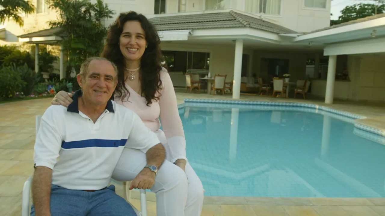 Renato Aragão com esposa na beira da piscina da sua mansão