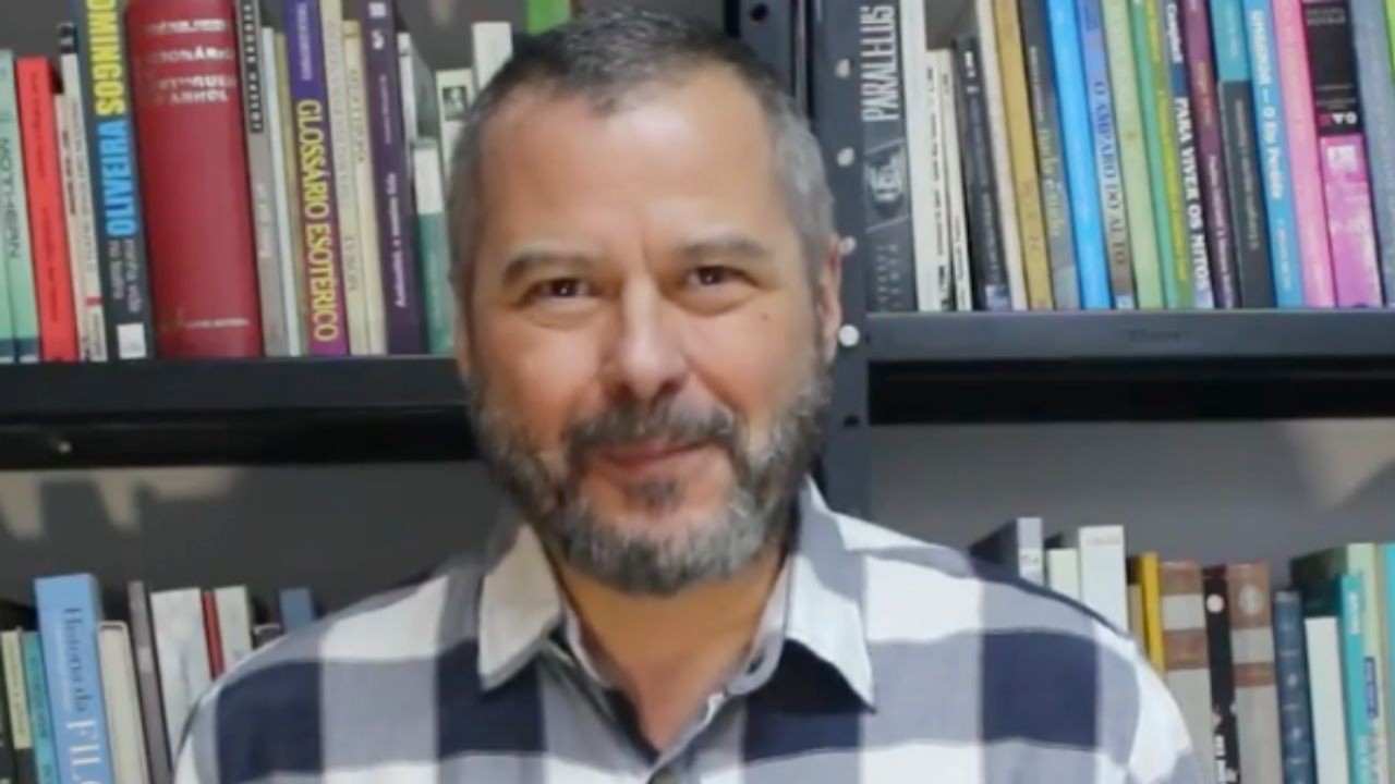 Renato Modesto durante um vídeo publicado no YouTube