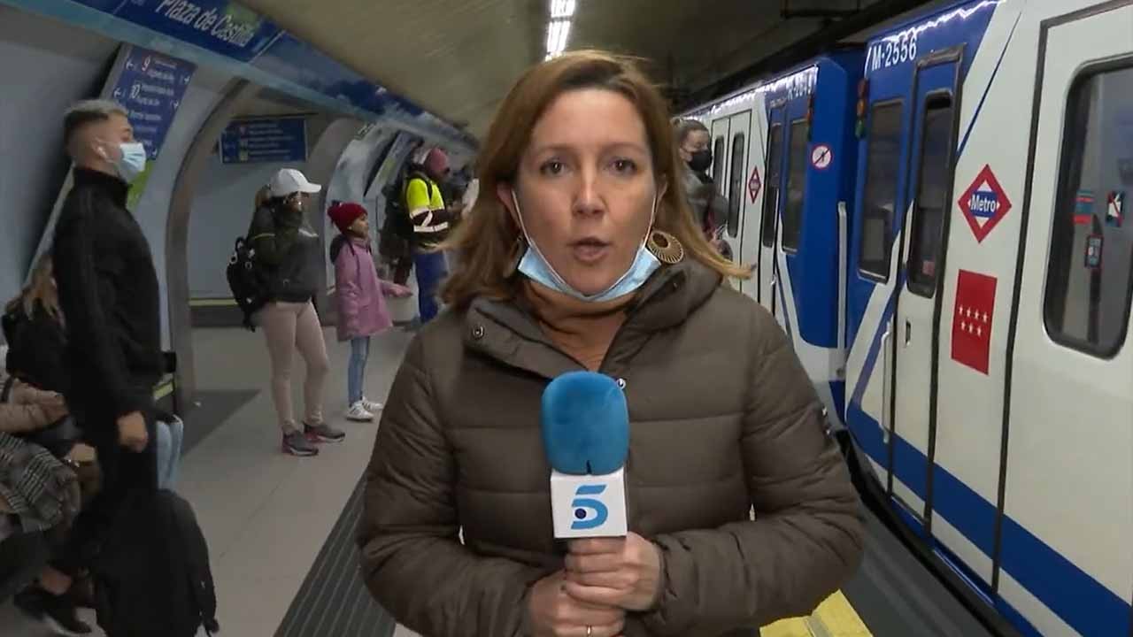 Repórter segurando microfone em na plataforma do metrô