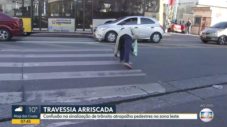 Repórter da Globo interrompe reportagem ao vivo para fazer boa ação