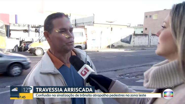 Repórter da Globo interrompe reportagem ao vivo para fazer boa ação