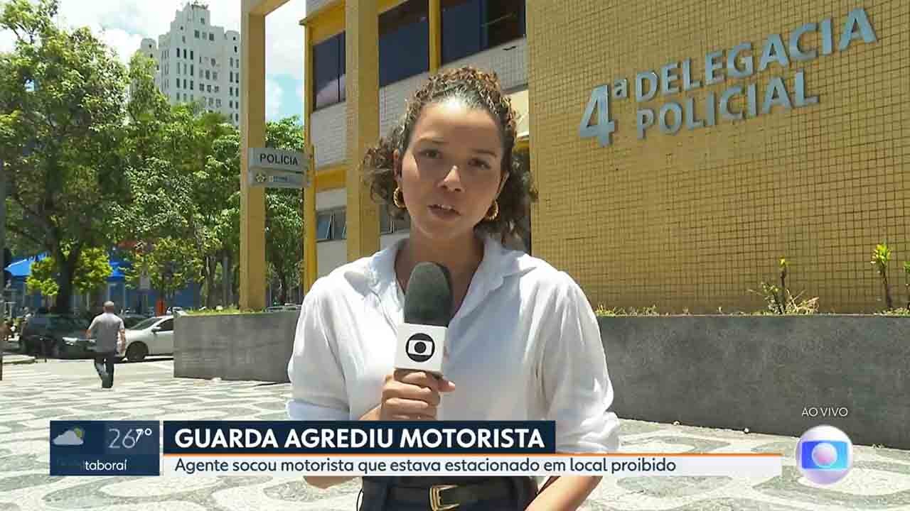 Repórter da Globo Daniella Dias segurando microfone diante de delegacia