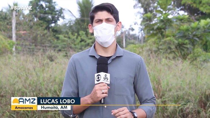 Repórter Lucas Lobo durante reportagem