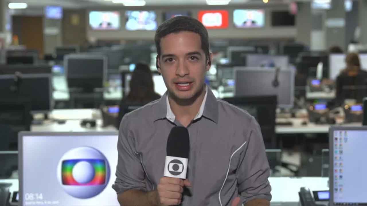 Gabriel Luiz com microfone na mão