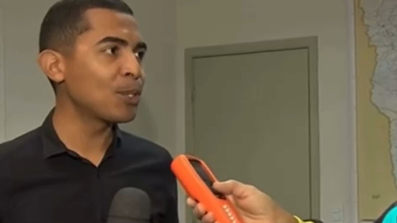Repórter da Globo fazendo teste do bafômetro
