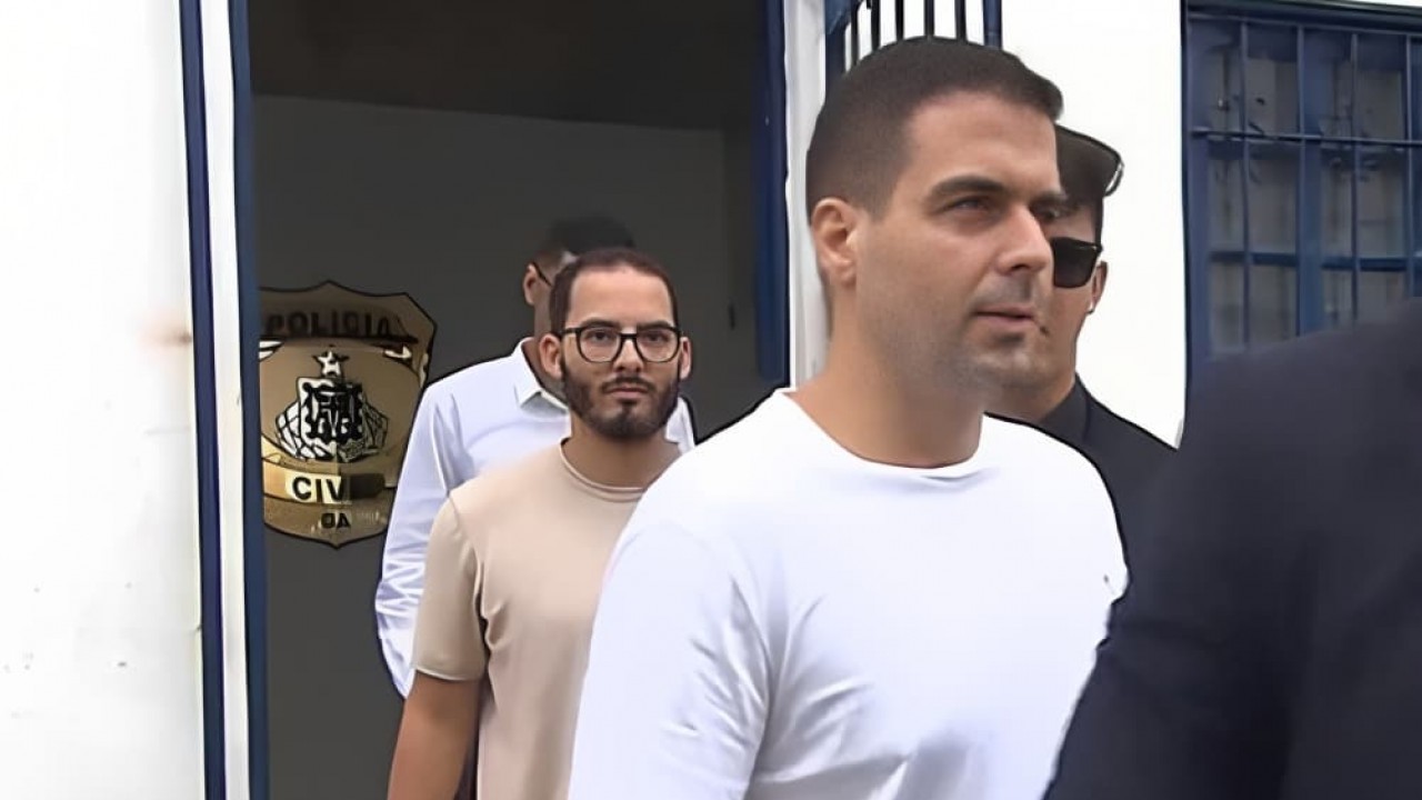 Marcelo Castro e Jamerson Oliveira deixando delegacia após depoimento