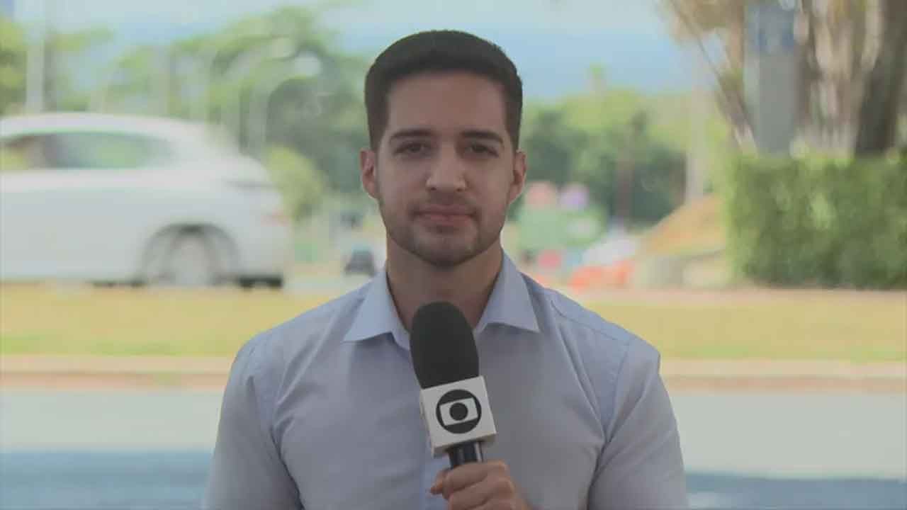 Gabriel Luiz segurando microfone da Globo