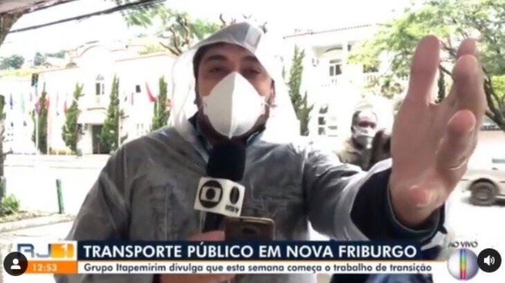 Repórter da Globo com a mão estendida