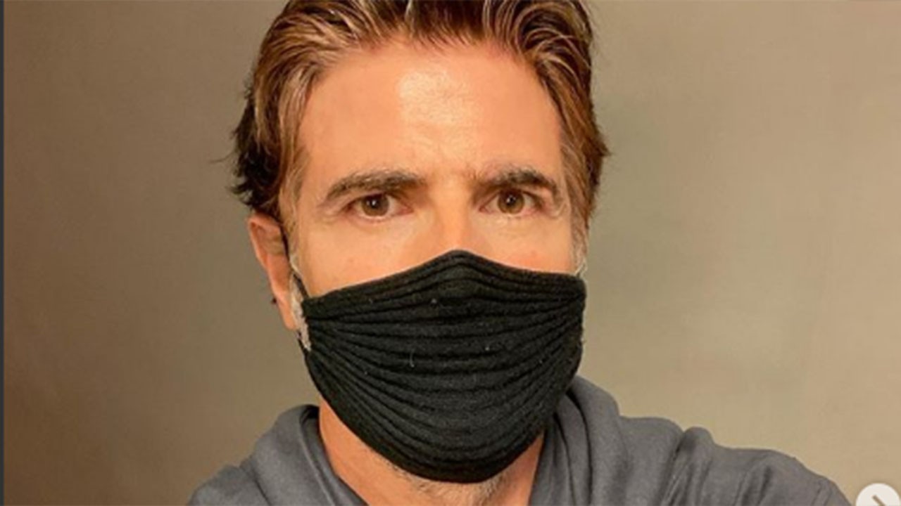 Reynaldo Gianecchini fazendo selfie com máscara