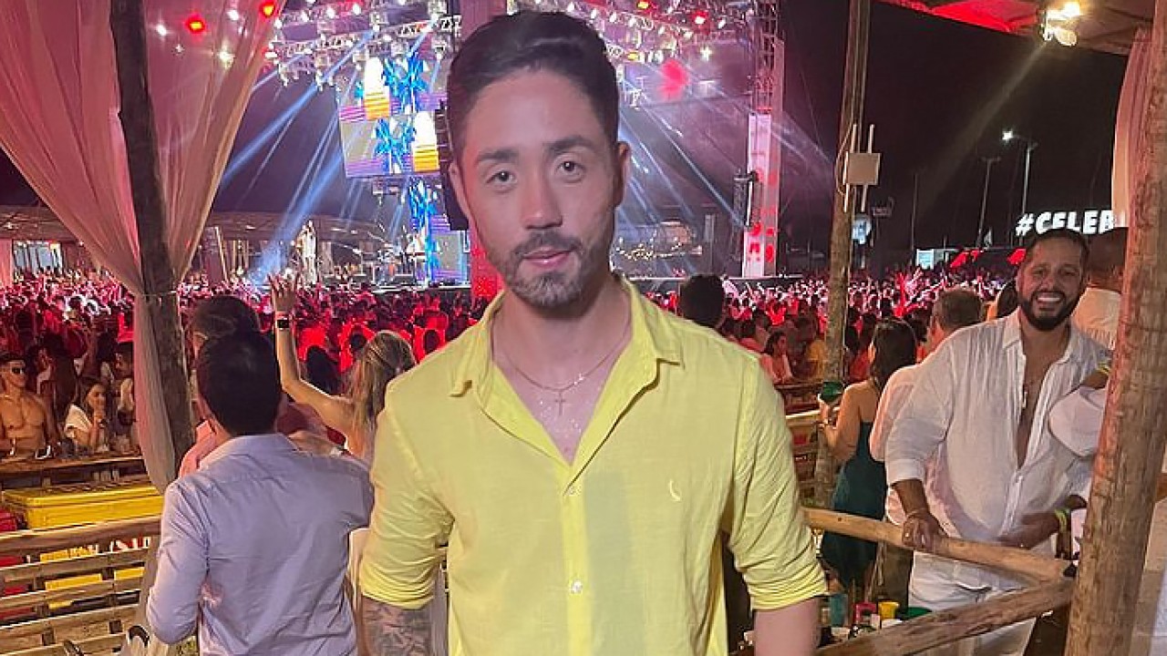 Rico Melquiades em festa com camisa social amarela