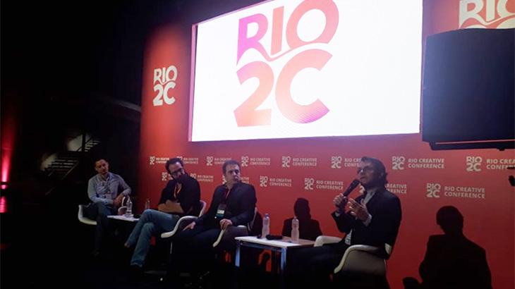 Fernando Pelégio sentado no palco da Rio2C