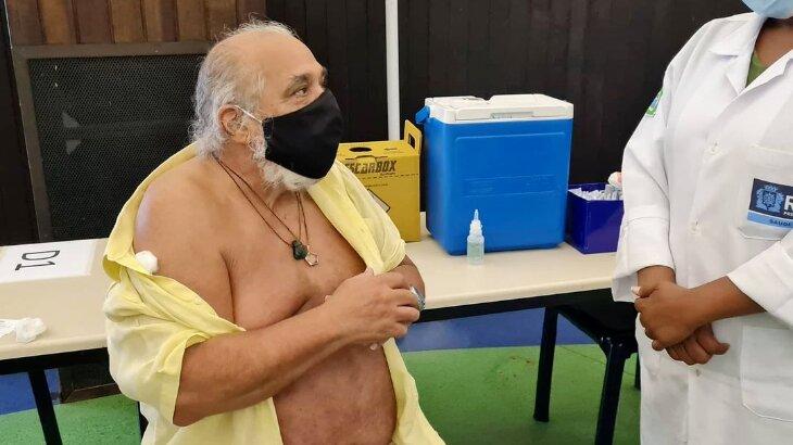 Roberto Bomfim após ser imunizado,com a camisa aberta