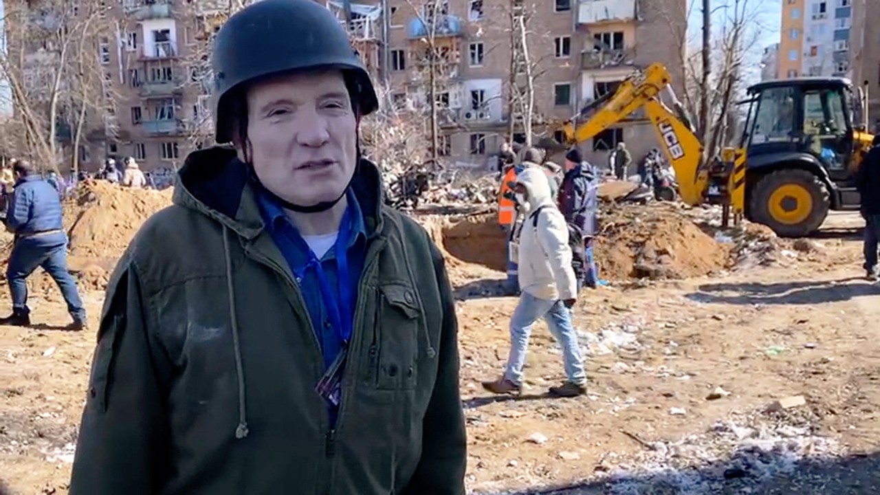 Roberto Cabrini em meio a destroços na Ucrânia