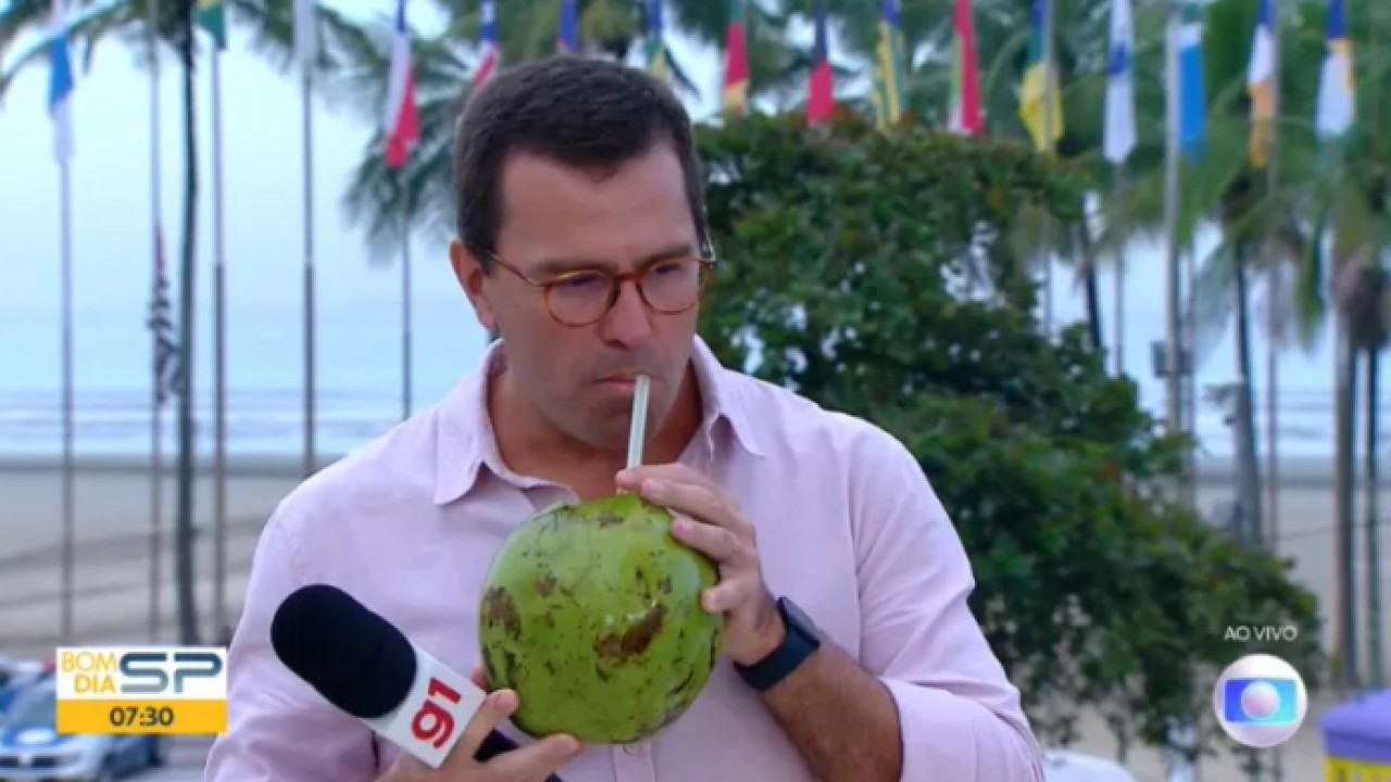 Rodrigo Bocardi tomando água de coco