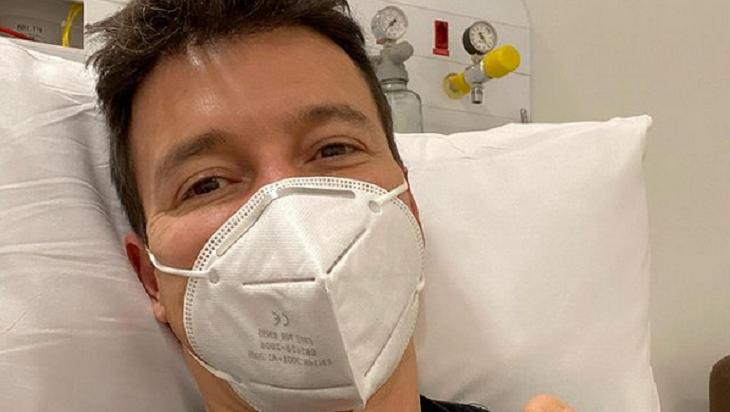 Rodrigo Faro deitado na cama de hospital