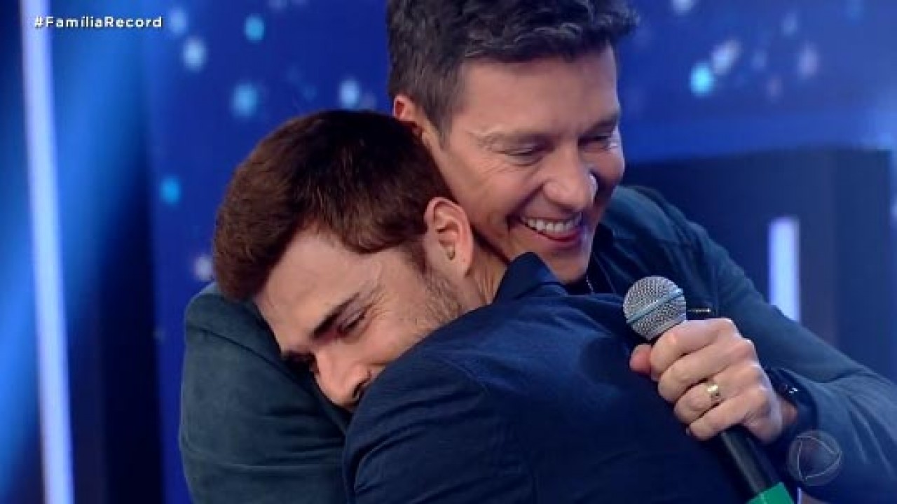 Rodrigo Faro abraçando Miguel Coelho