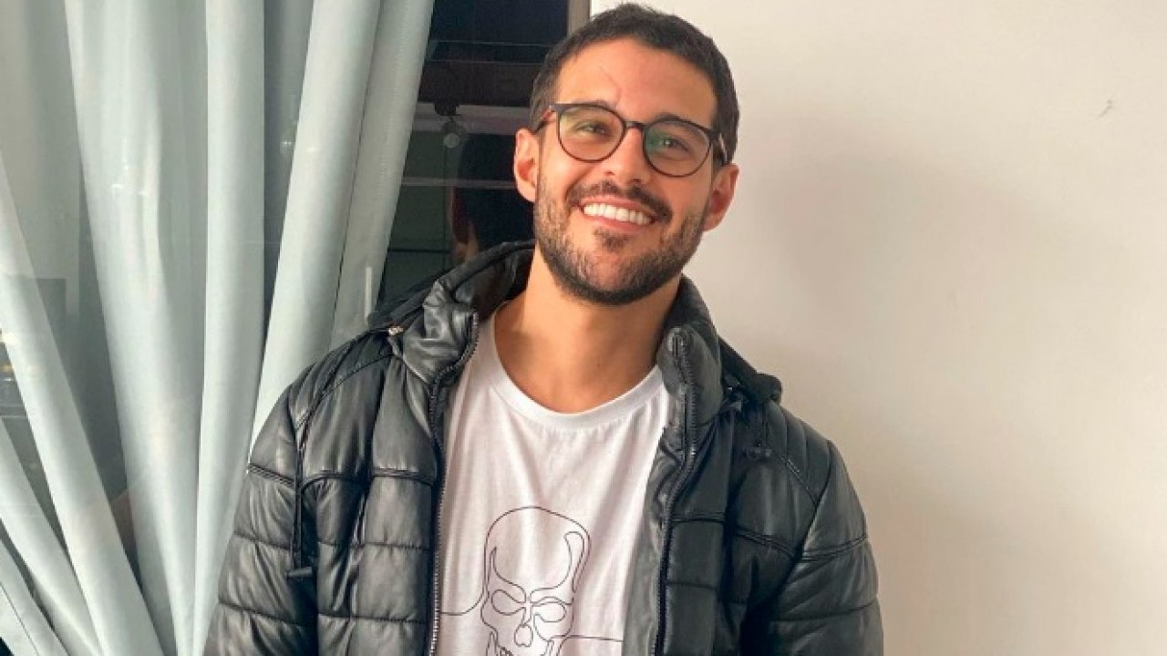 Rodrigo Mussi sorrindo em foto posada no Instagram