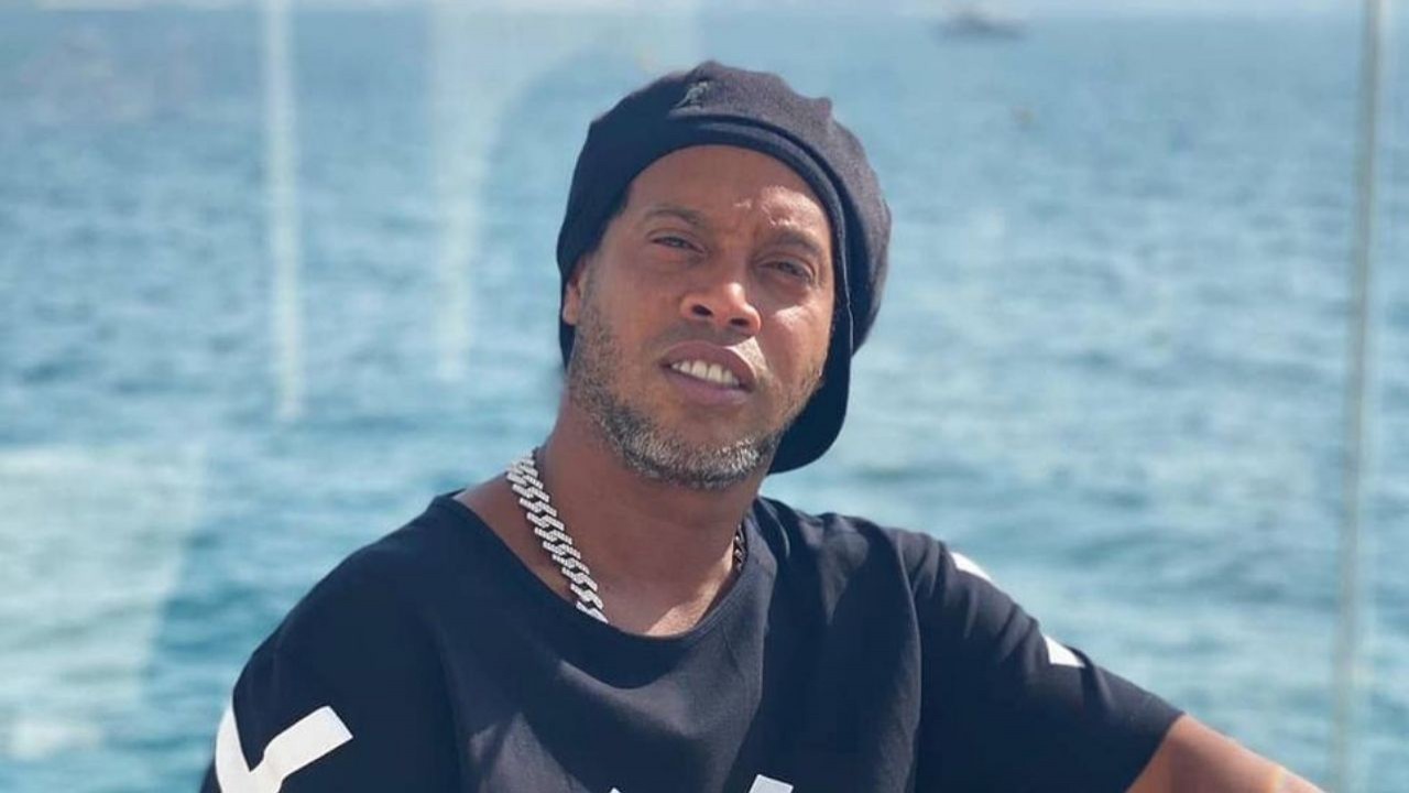 Ronaldinho Gaúcho de camiseta e boina pretos, posando para foto com expressão séria