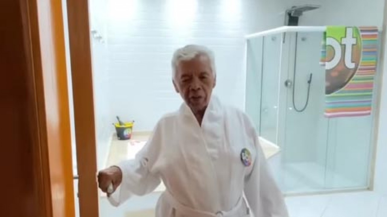 Roque exibindo banheira da casa dada por Silvio Santos
