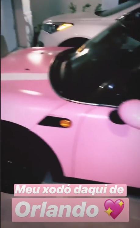 Larissa Manoela volta a Orlando e ostenta carro rosa: \"Meu xodó\"