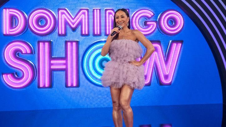 Sabrina Sato de vestido lilás para a estreia do Domingo Show