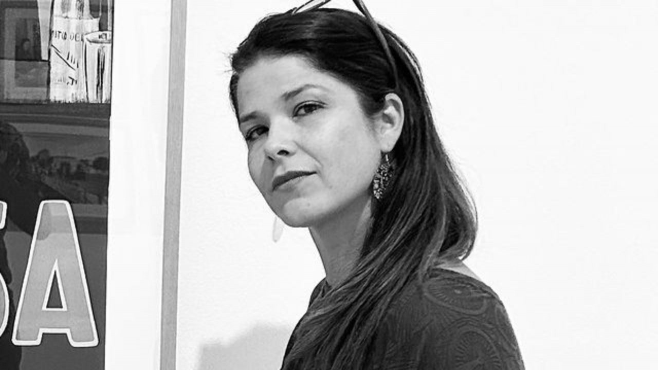 Samara Felippo em foto em preto e branco, sem sorrir