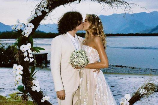 Sasha Meneghel e João Figueiredo posam se beijando em casamento