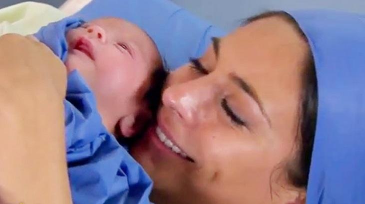 Cena de Coração Indomável com Maricruz sorrindo com um bebê no colo