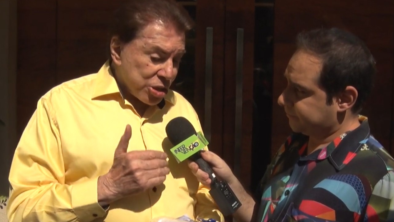 Silvio Santos usando amarela concendendo entrevista ao Roger Turchetti para seu canal no YouTube